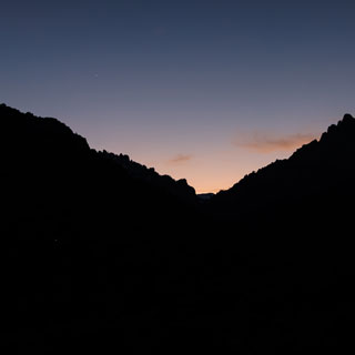 Lumière du soir sur un creux de montagne