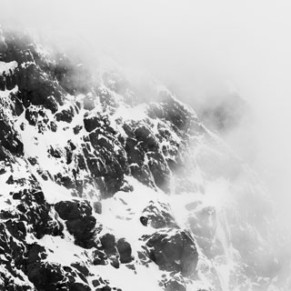 Montagne sous la brume en noir et blanc